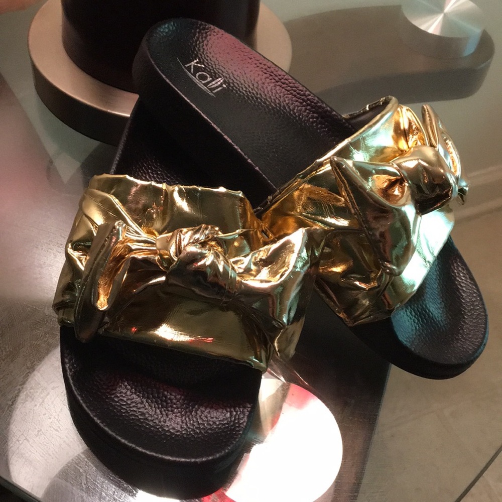 Kali gold ribbon slides, sz 7